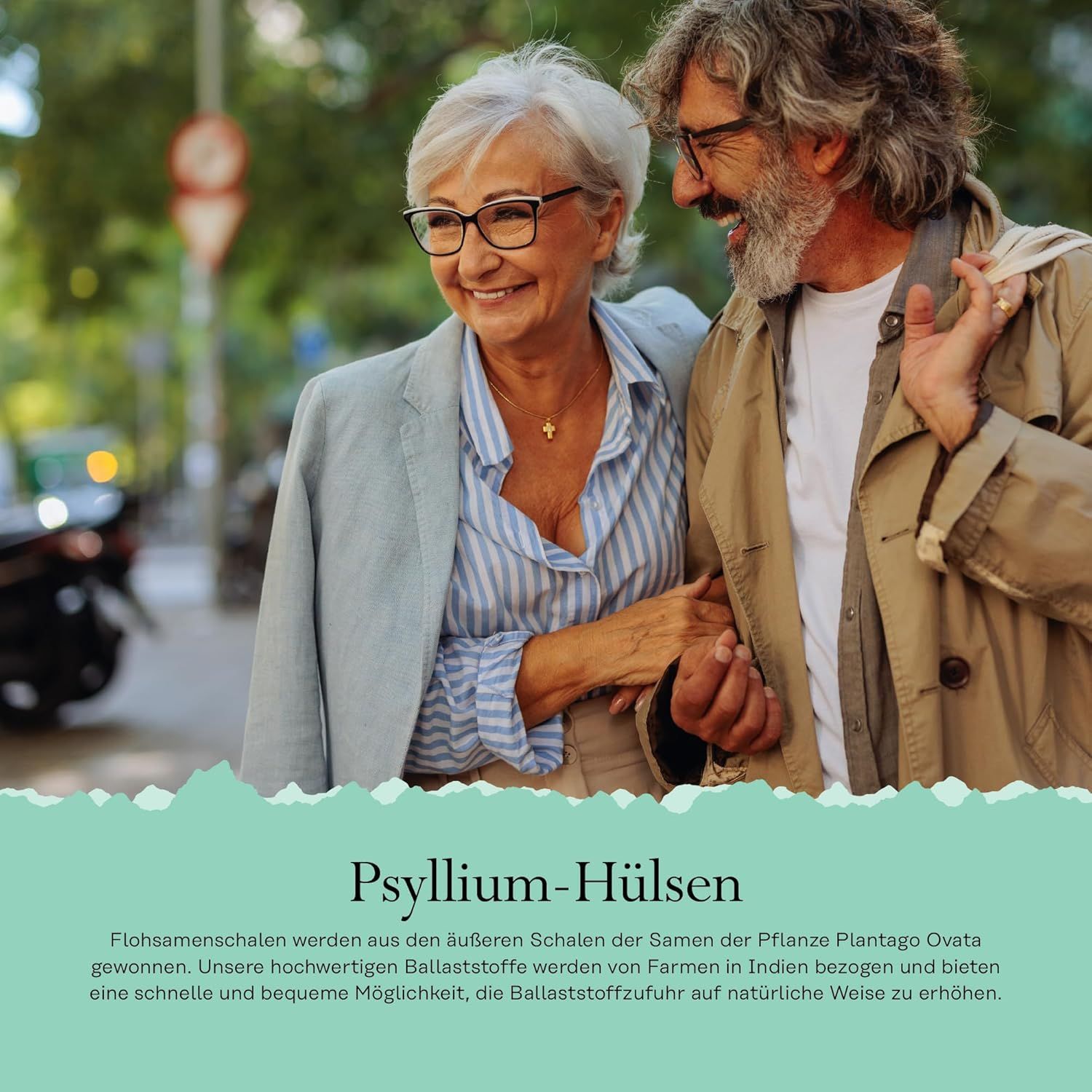 Couple âgé marchant en souriant dans une rue. Texte en bas : Téguments de psyllium.