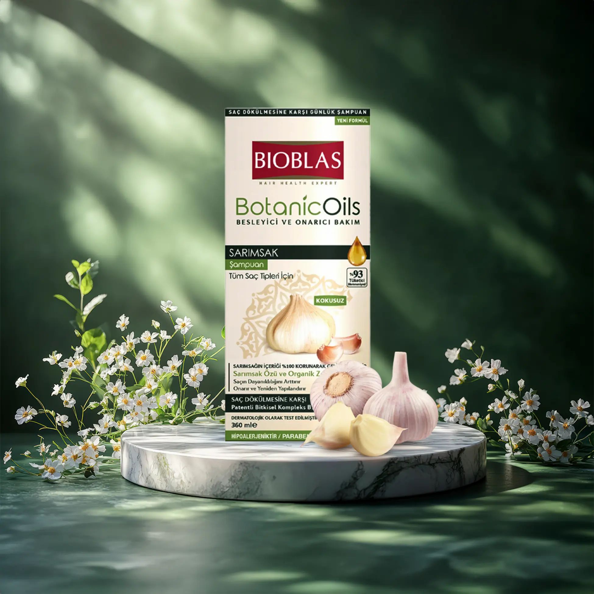 Bioblas BotanicOils shampoo met knoflook. Fles en verpakking op voetstuk. Knoflook en bloemen.