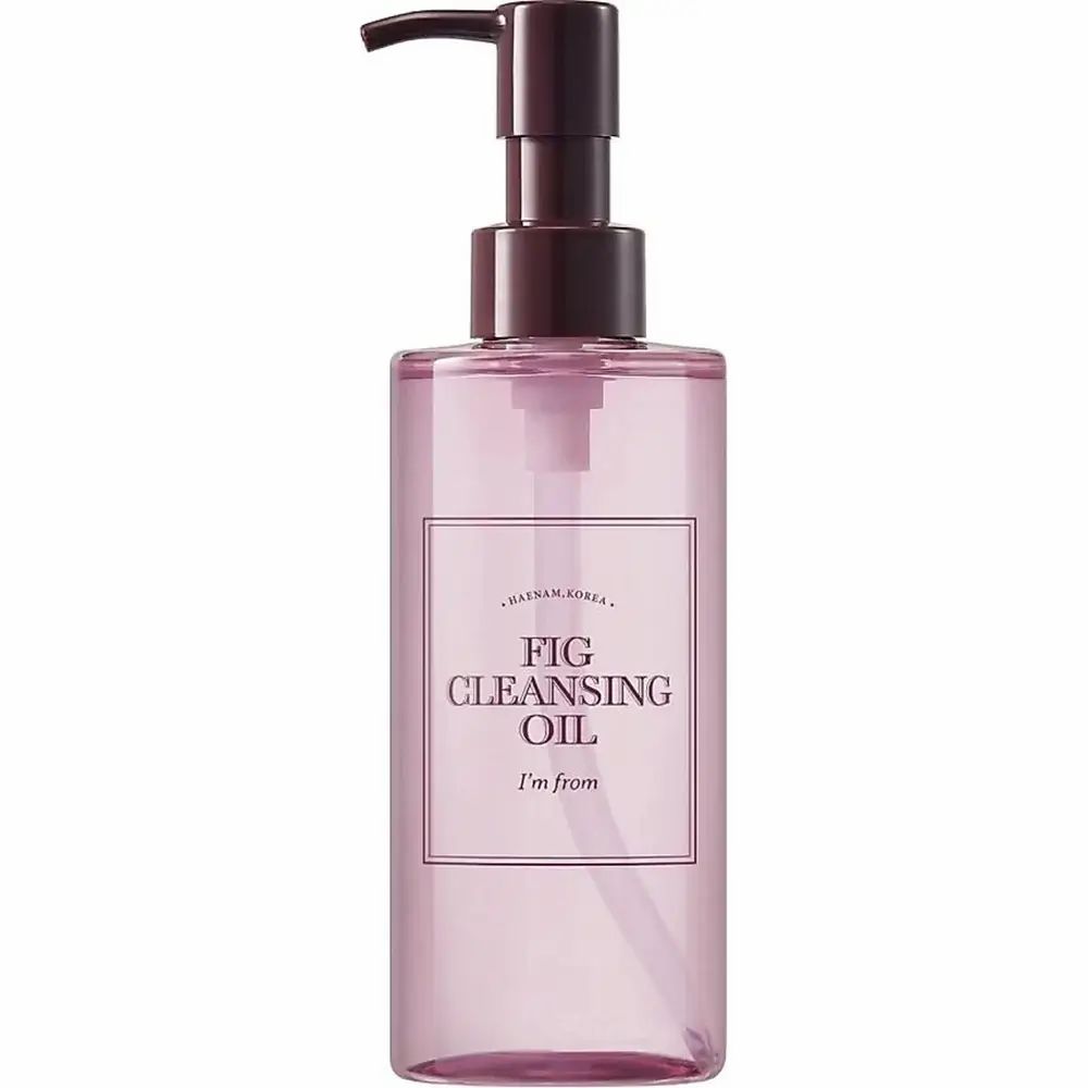 Roze fles met pomp. Label met "FIG CLEANSING OIL" en "I'M FROM".