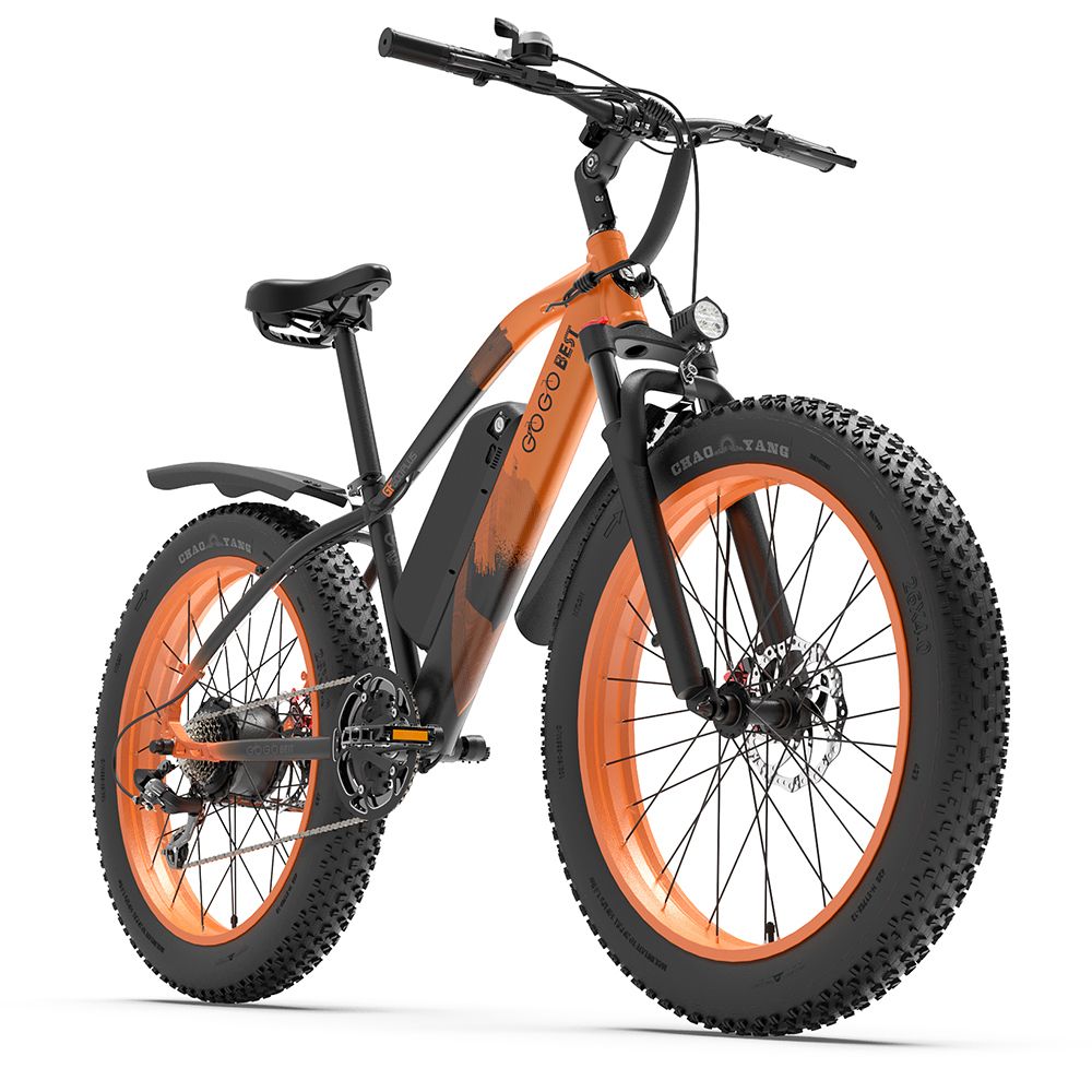 Elektrische mountainbike met oranje velgen en banden. Zwart frame, GOGOBEST-logo. Koplamp en spatborden.