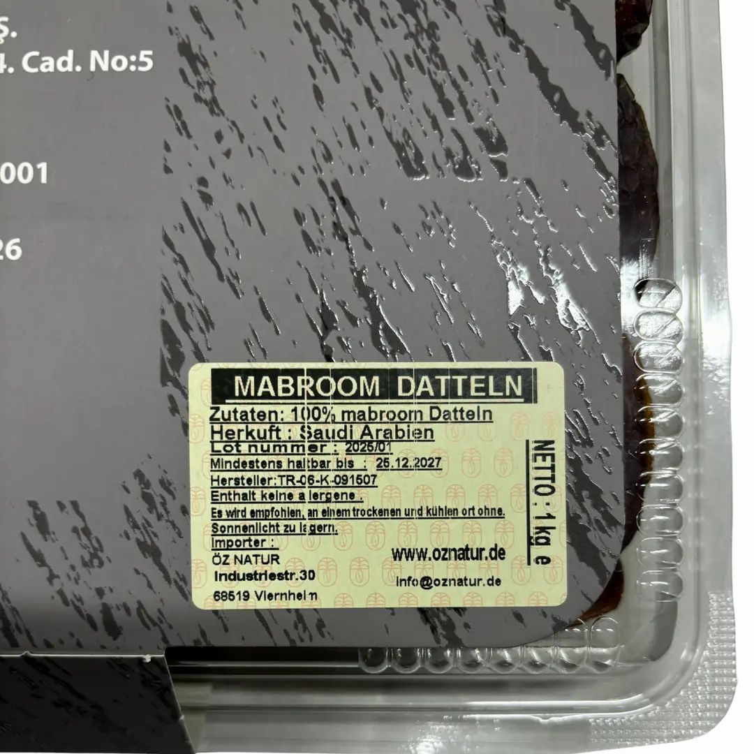 Close-up van de verpakking. Sticker met productinformatie: Mabroom dadels, ingrediënten, herkomst, THT.