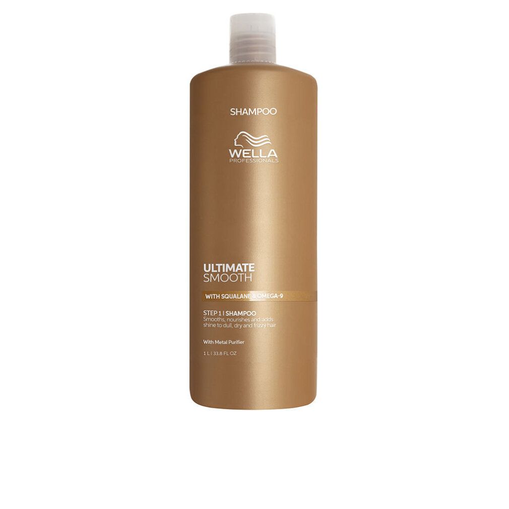 Flacon de shampooing doré avec bouchon blanc. Inscriptions : "SHAMPOO", "WELLA PROFESSIONALS", "ULTIMATE SMOOTH", "WITH SQUALANE + CAMELIA +", "STEP 1 | SHAMPOO".
