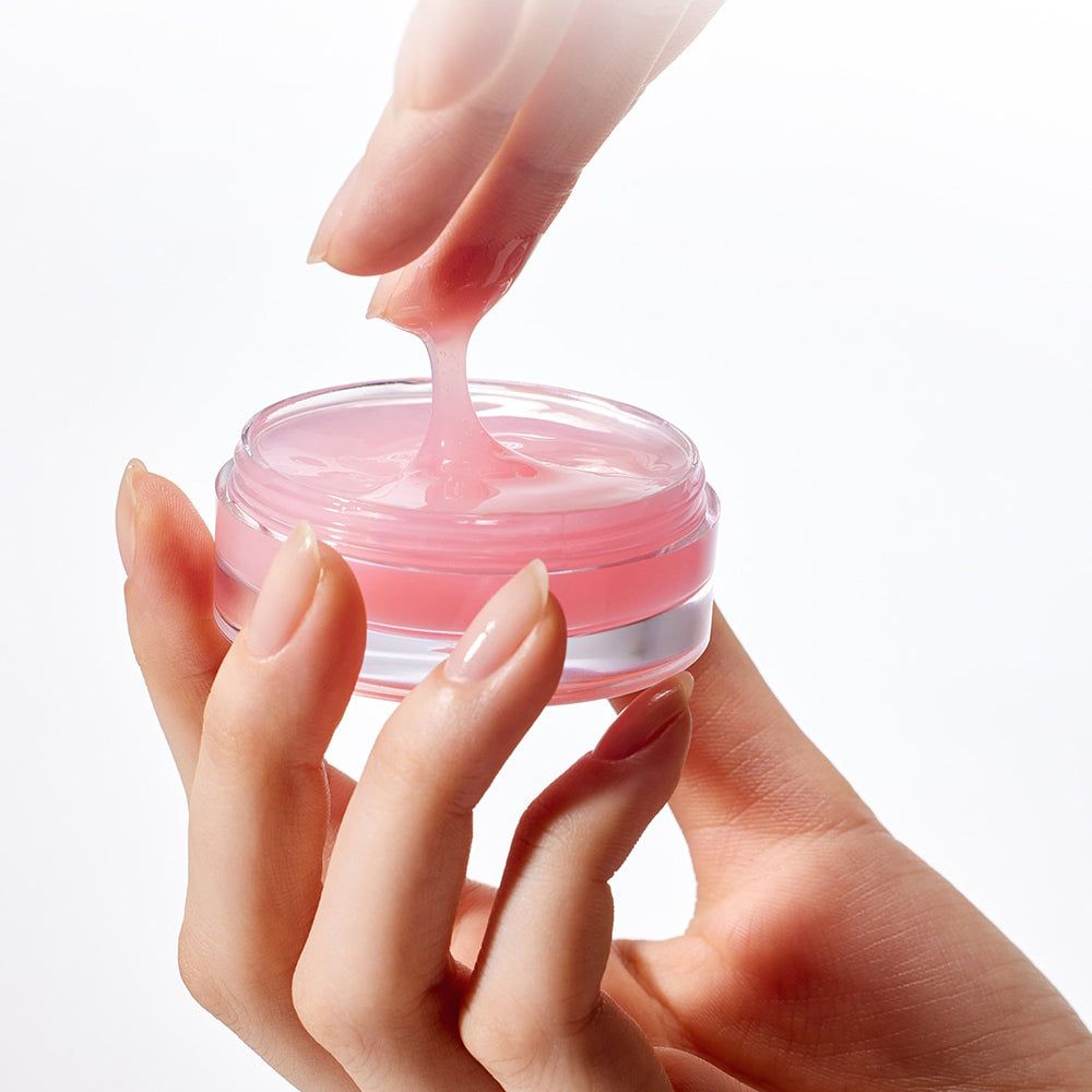Hand haalt ARENCIA lipmasker uit open bakje.