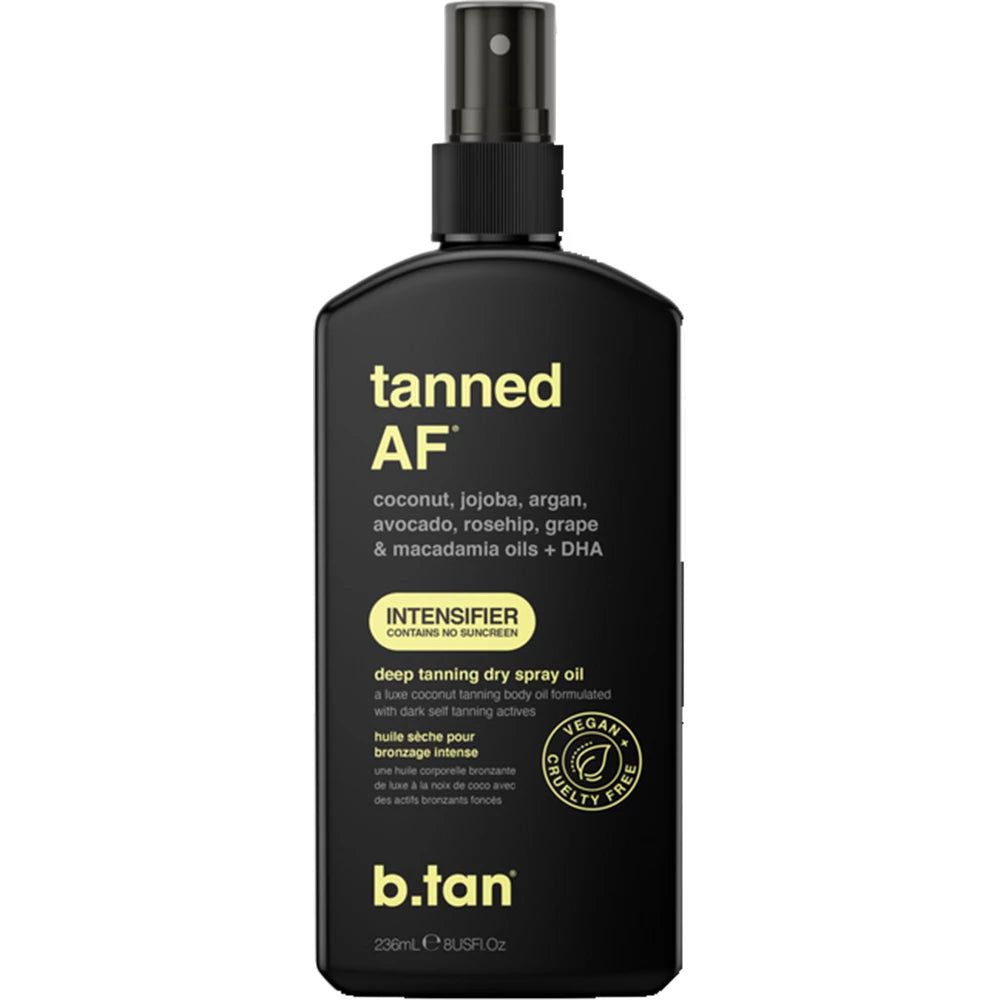 Zwarte sprayfles 'tanned AF' met 'b.tan'. Bevat kokos, jojoba, argan, avocado, rozenbottel, druif & macadamia oliën + DHA. Vegan en dierproefvrij.
