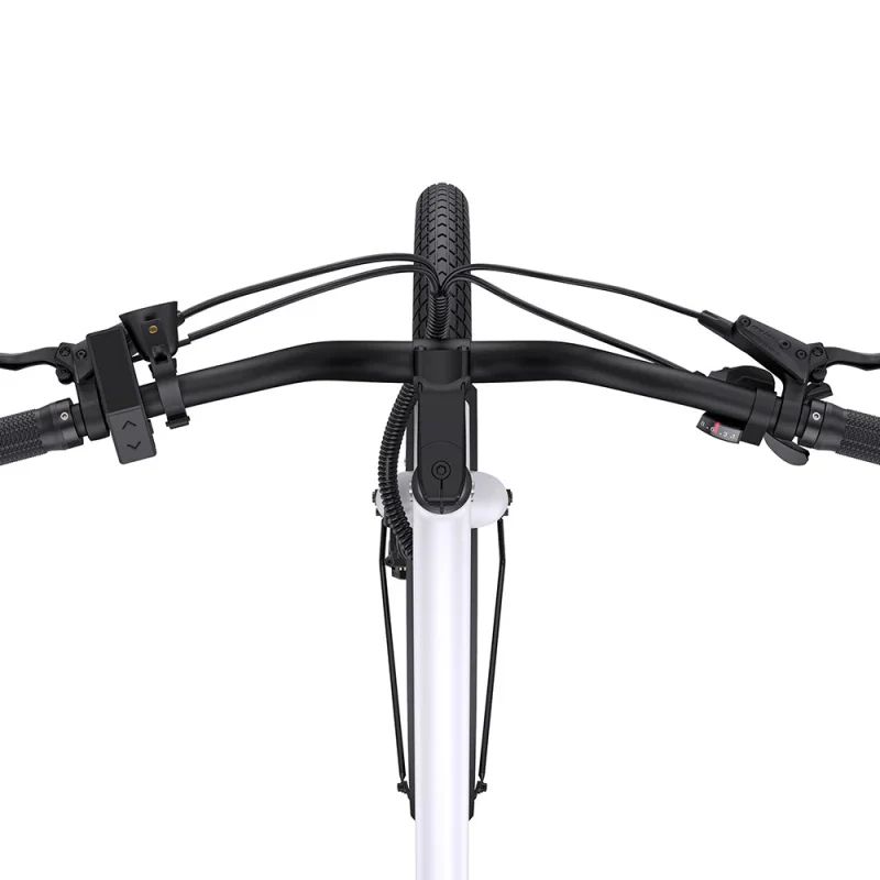 Gros plan sur le guidon d'un vélo blanc. Guidon noir, câbles et commandes.