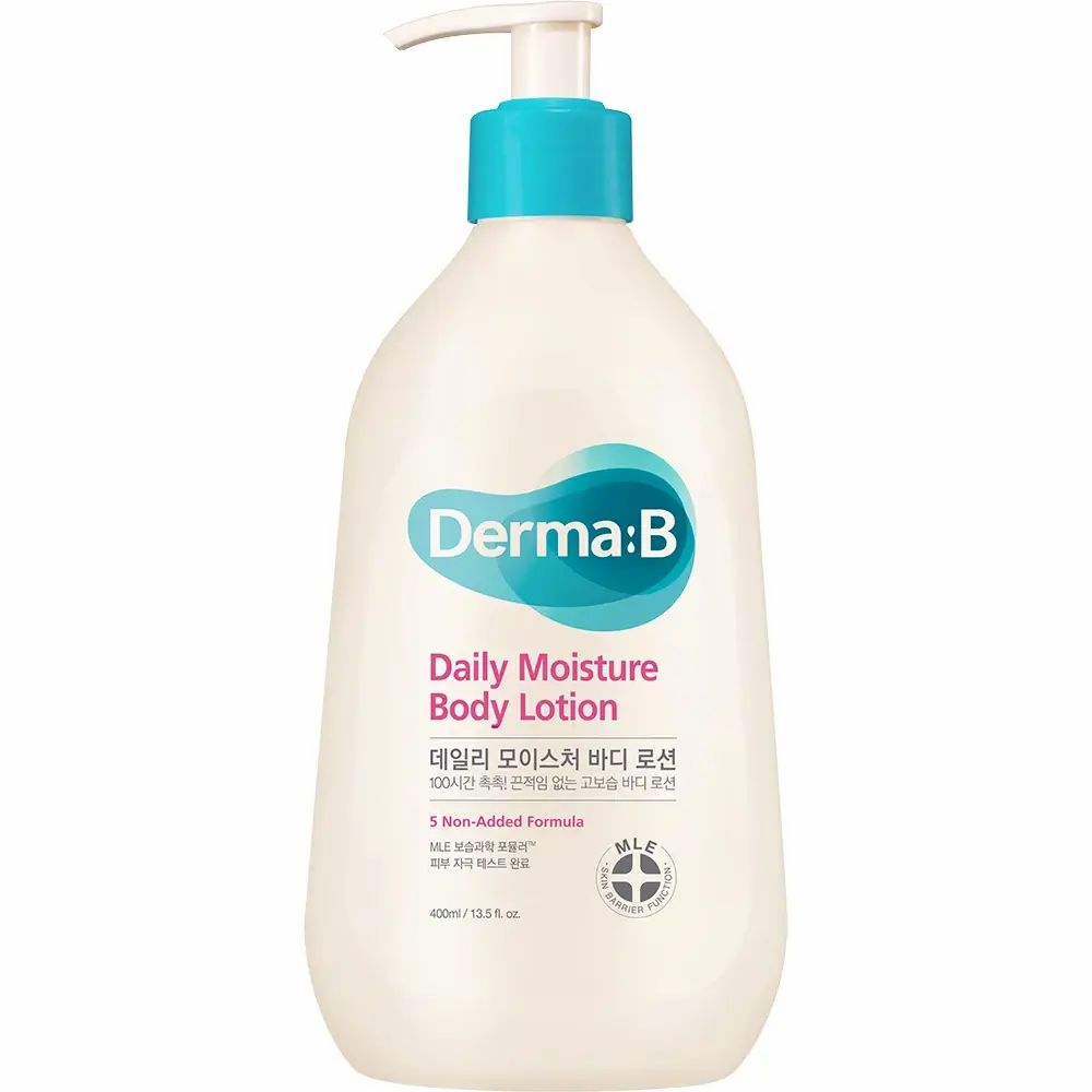 Witte fles met blauwe pomp. Opschrift: Derma:B Daily Moisture Body Lotion. Koreaanse tekst en logo.