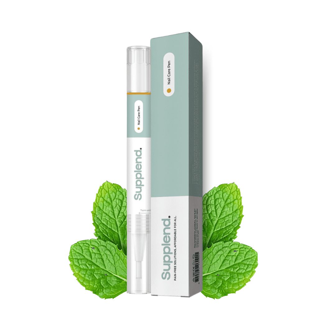 Nagelverzorgingspen en verpakking. Opschrift: Supplend. Met muntbladeren. Opschrift: Nail Care Pen.