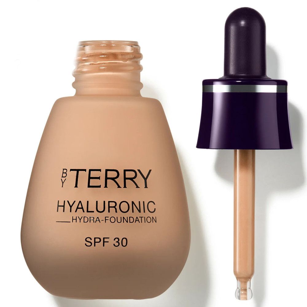 Vloeibare foundationfles met pipet. Opschrift: BY TERRY HYALURONIC HYDRA-FOUNDATION SPF 30. Lichte kleur.