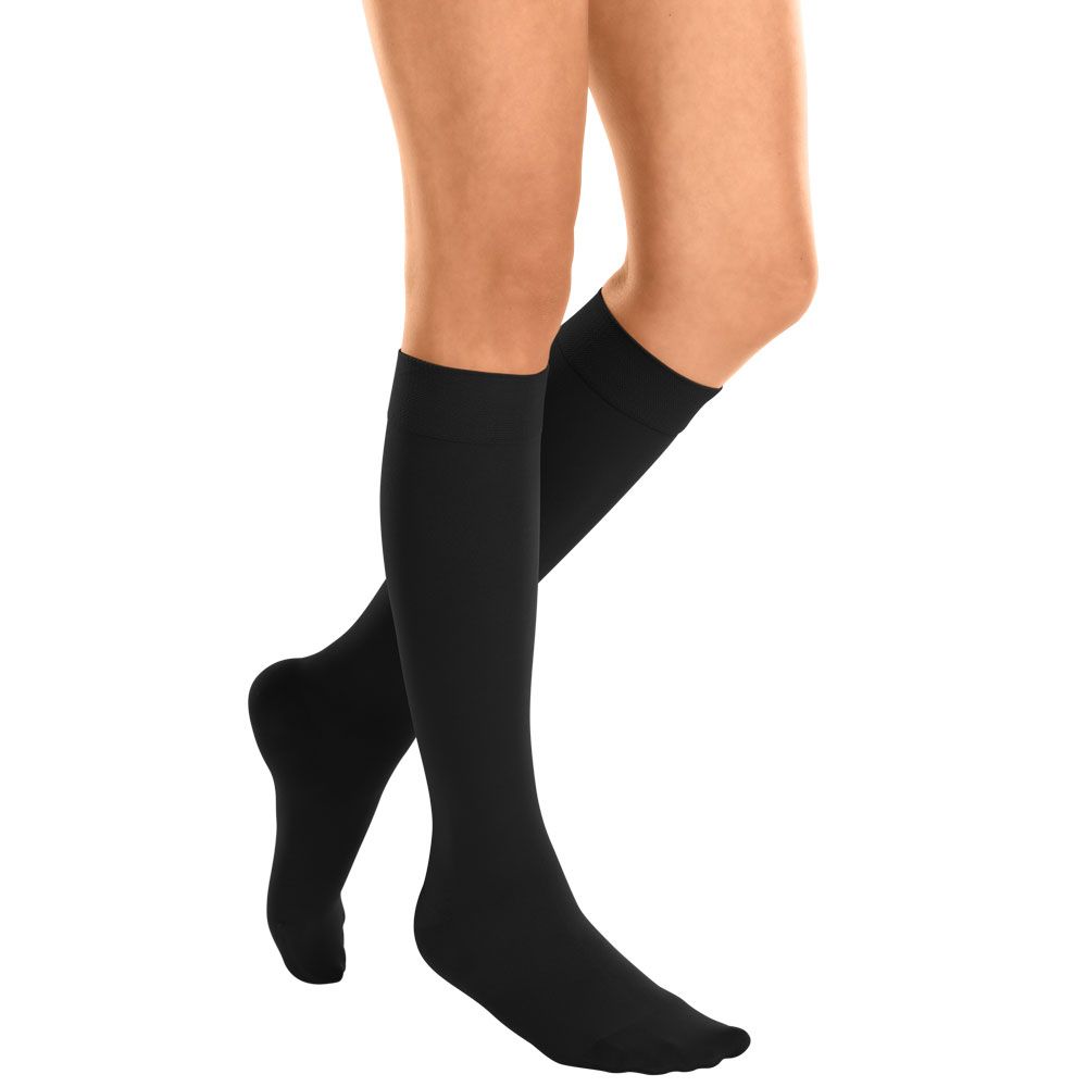 Zwarte compressiekousen op been. Tricotrand. Beenbekleding voor medisch gebruik.