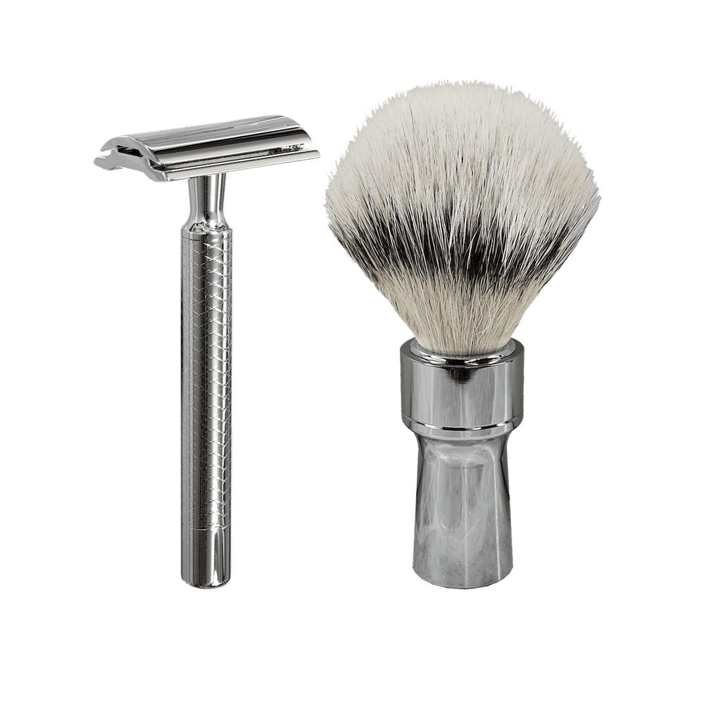 Rasoir avec manche cannelé et blaireau à poils blancs et noirs. Les deux en métal, sur fond blanc.