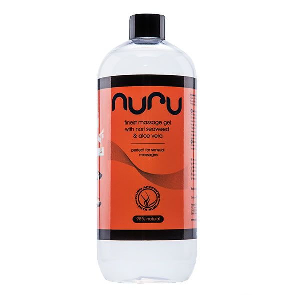 Transparante fles met zwarte dop. Oranje etiket met productinformatie. Logo: NURU.