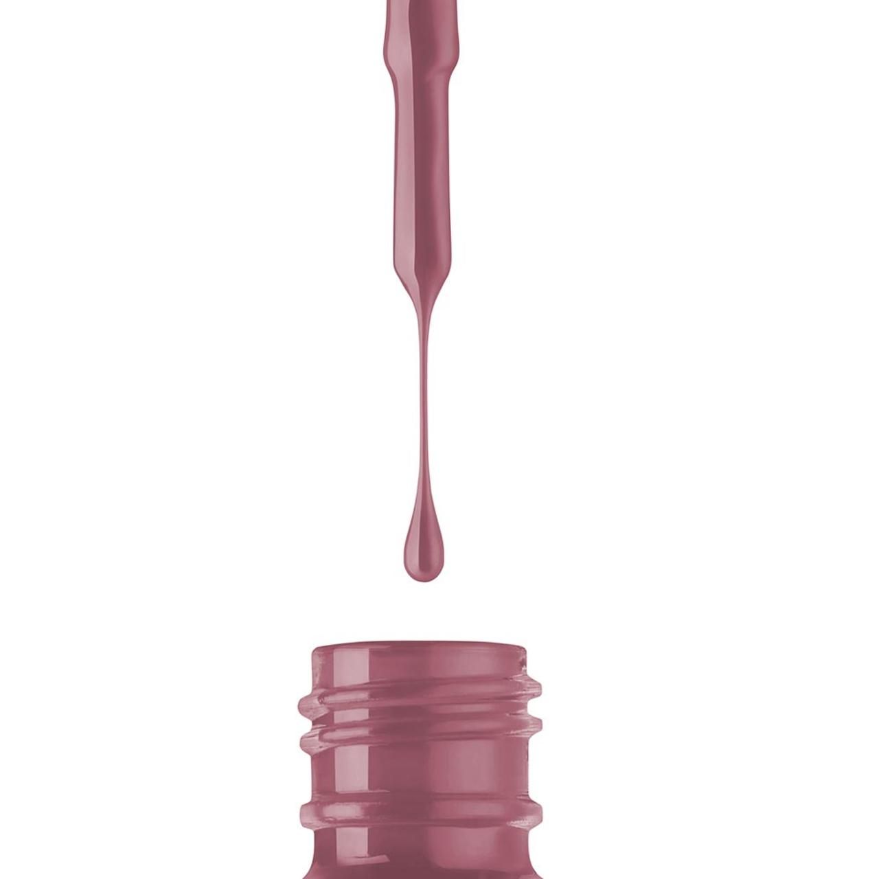 Nagellakborstel met druppel. Roze tint. Flessenhals zichtbaar. Geen andere verpakking.