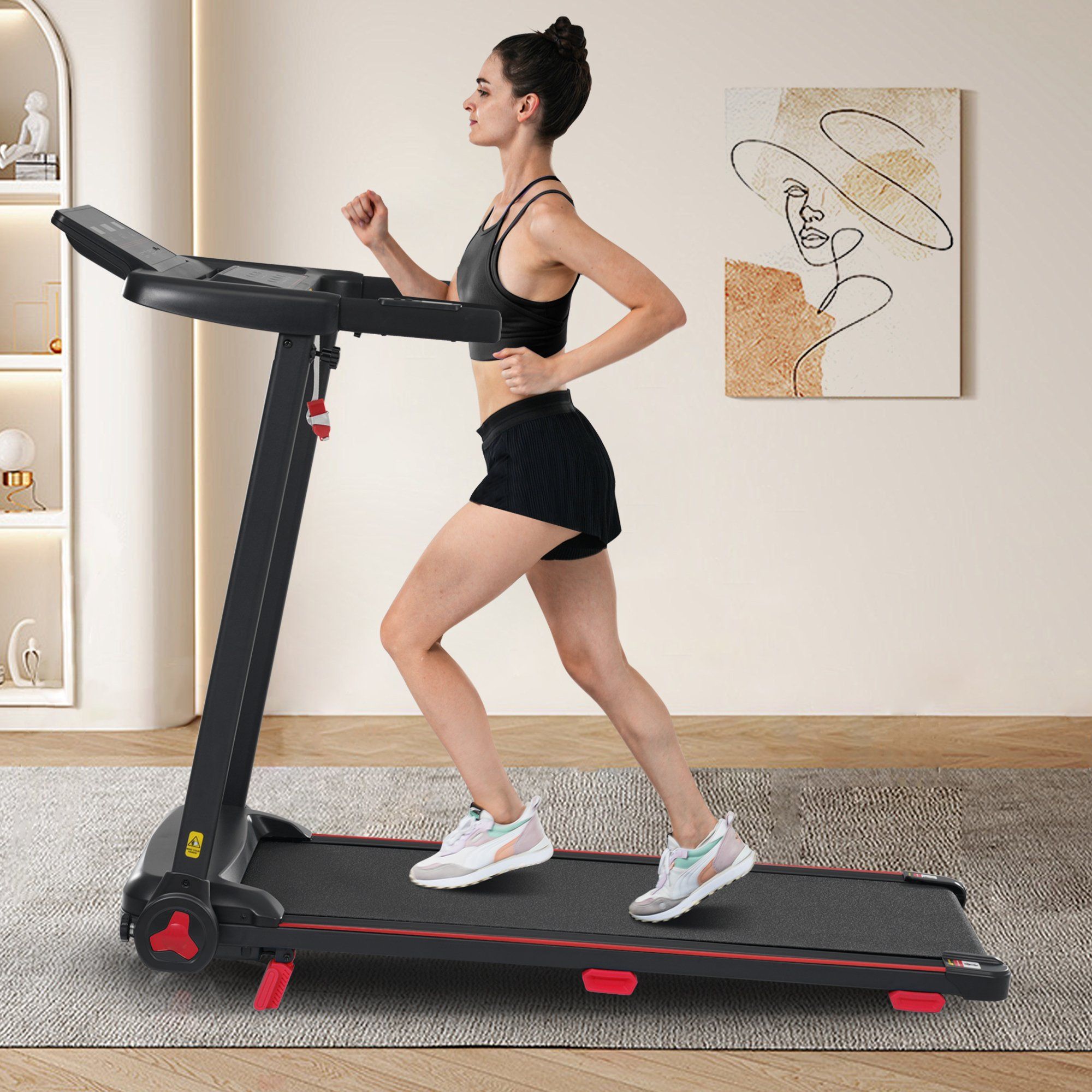 Tapis roulant pliable noir avec accent rouge, vu de côté par une femme.