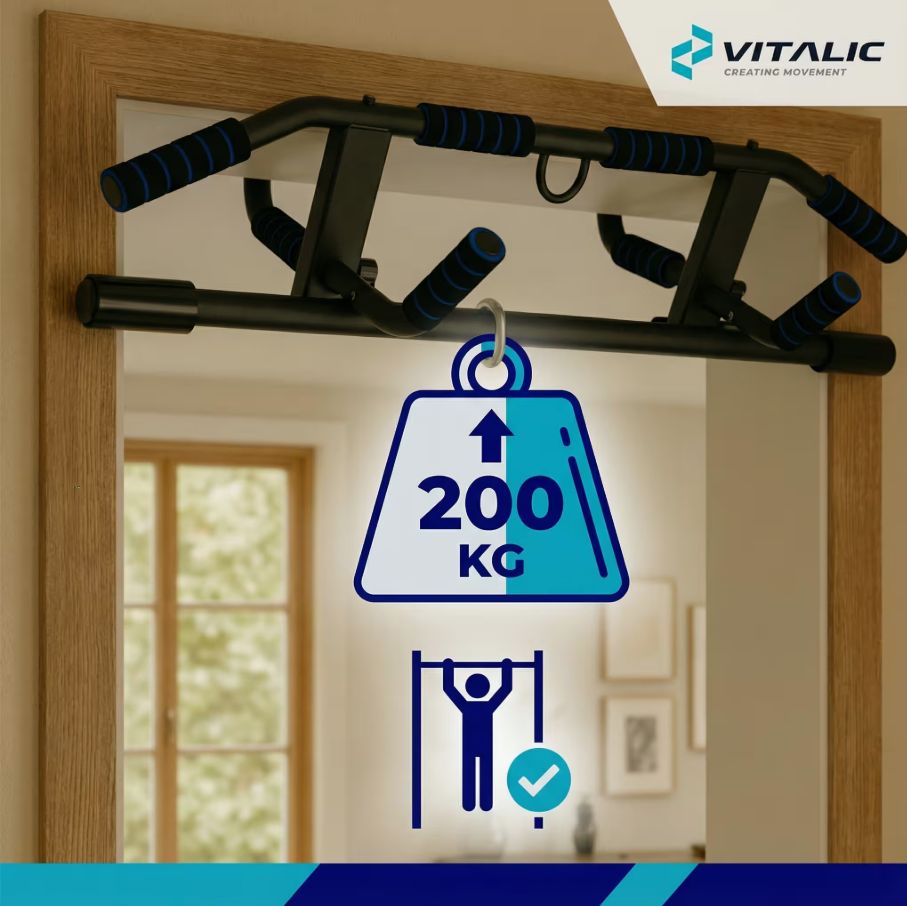 Barre de traction pour cadre de porte. Charge maximale 200 kg. Structure métallique noire avec poignées bleues. Logo VITALIC.