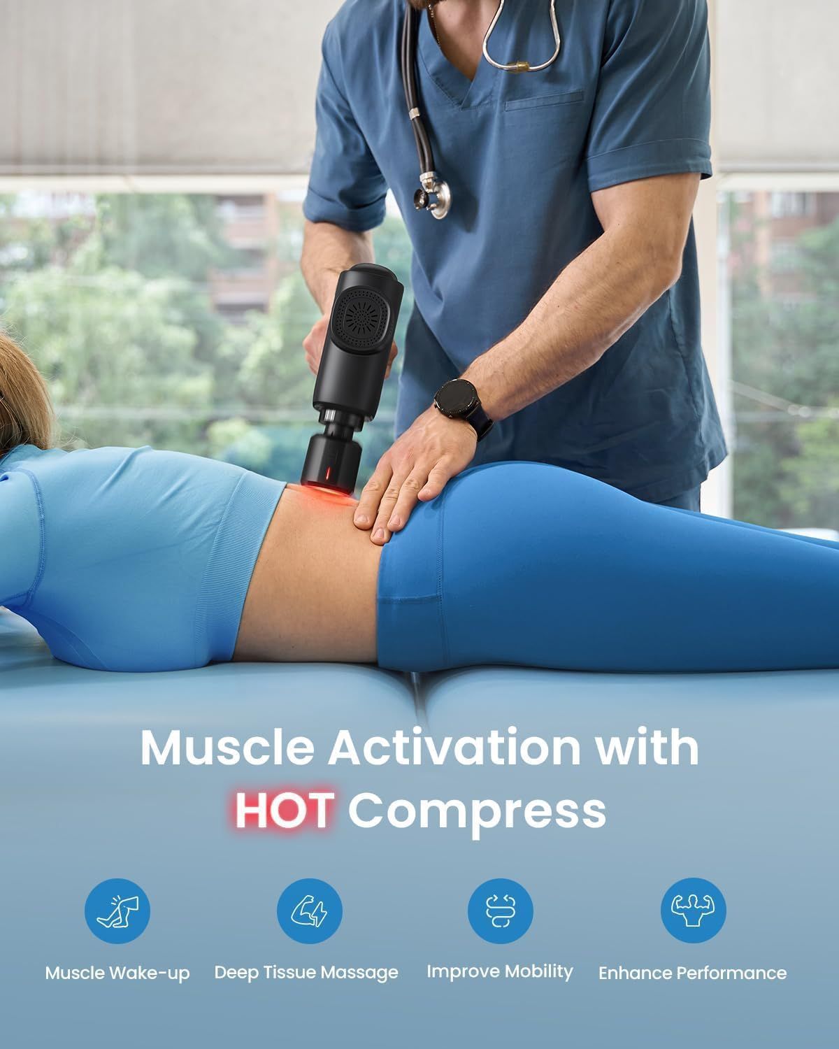 Arts masseert de rug van een persoon met een zwart massageapparaat. Tekst: Spieractivatie met HOT Compress.