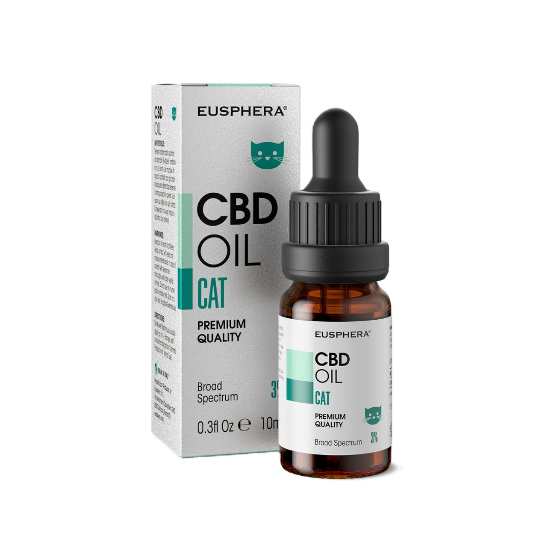 Bruine glazen fles met druppelaar en doos. Opschrift: CBD OIL CAT, Premium Quality, Broad Spectrum.