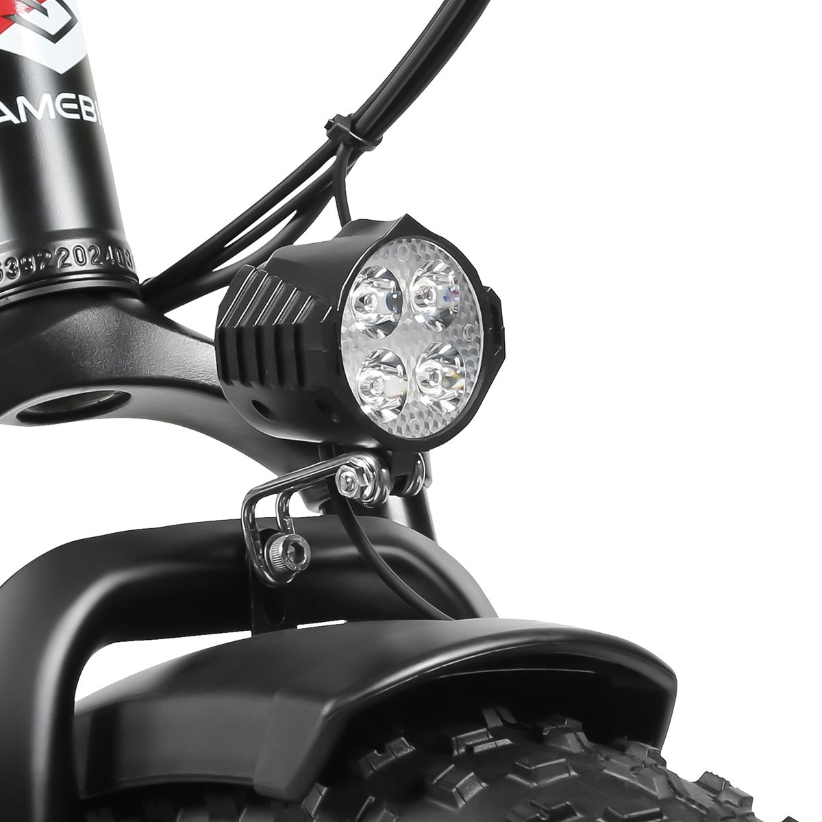 Gros plan du phare de vélo. Quatre lumières LED. Couleur noire.