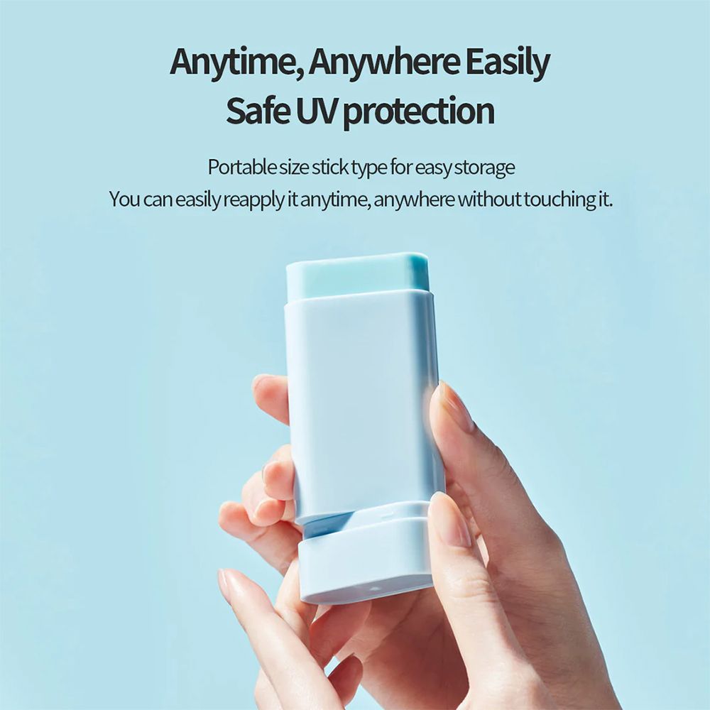 Hand houdt een lichtblauwe zonnebrandstick vast. Tekst: Altijd, overal gemakkelijk. Veilige UV-bescherming.