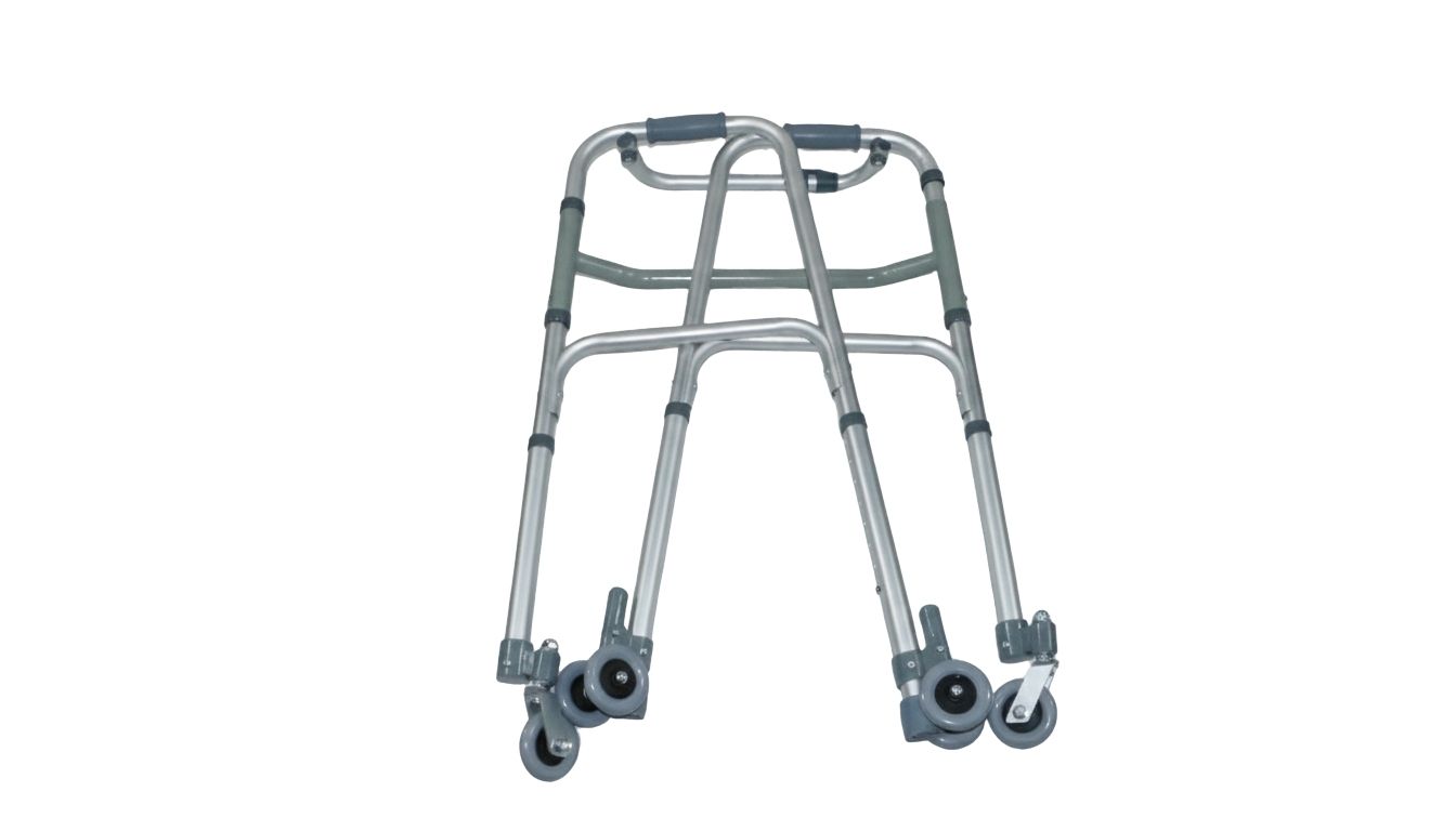 Opvouwbare rollator van aluminium met vier wielen. Dubbele achterwielen, zwenkbare voorwielen. Grijs en zilver.