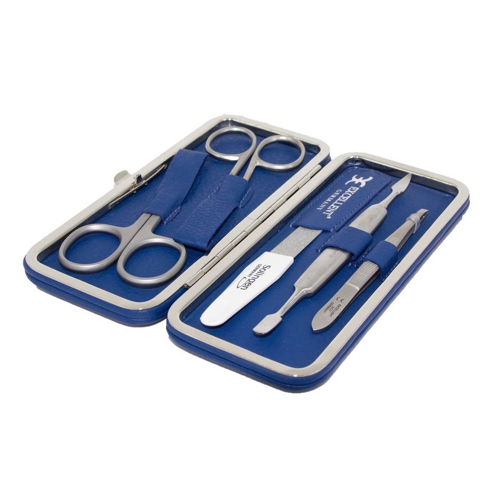 Open blauwe etui met manicure-instrumenten: schaar, nagelvijl, nagelknipper, pincet.