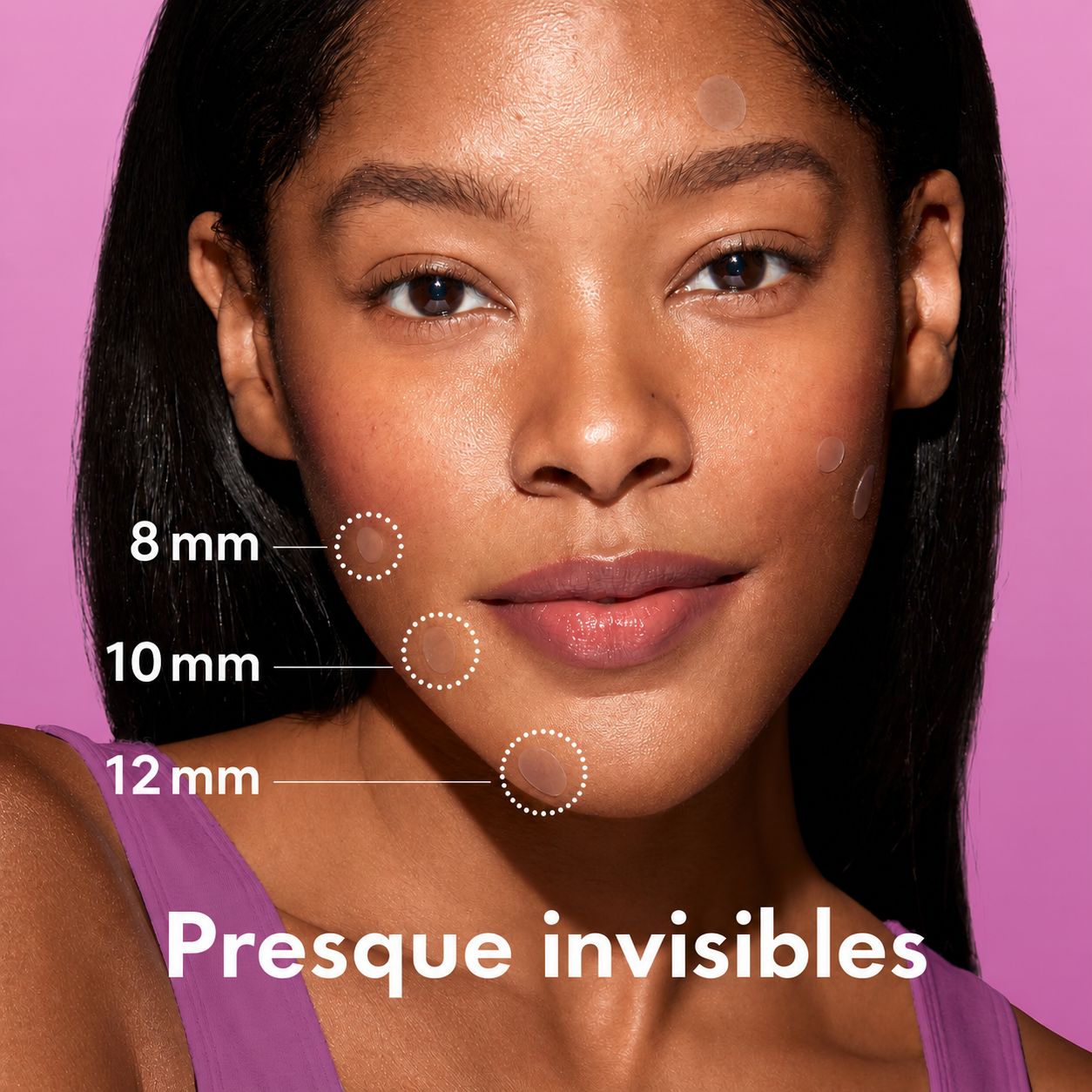 Trois patchs anti-acné quasi invisibles de 8 mm, 10 mm et 12 mm sur le visage d'une femme.