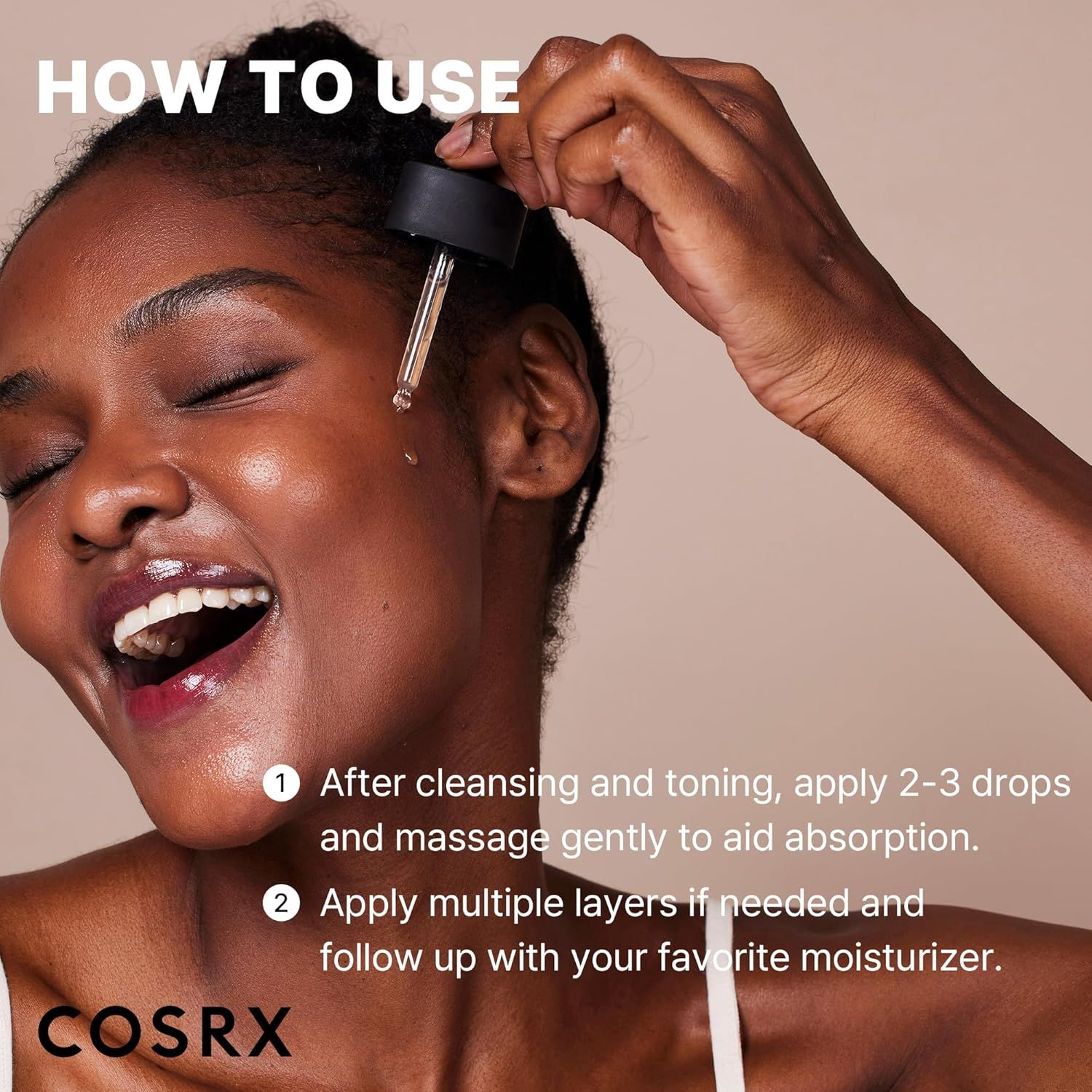 Vrouw met serum. Tekst: Gebruik: 2-3 druppels aanbrengen en inmasseren. Meerdere lagen aanbrengen en afsluiten met een moisturizer. Merk COSRX.