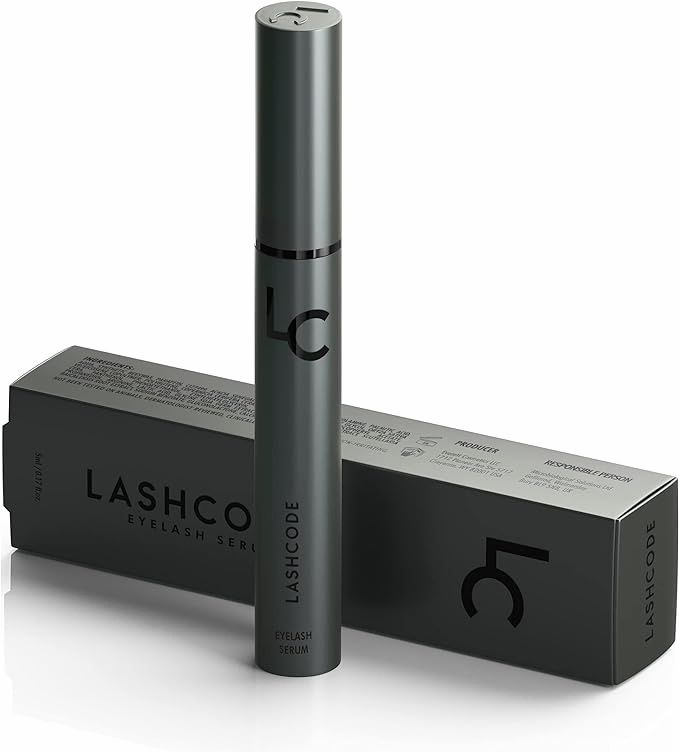 Flacon et boîte gris avec inscription LASHCODE EYELASH SERUM. Le logo LC est visible sur le flacon.