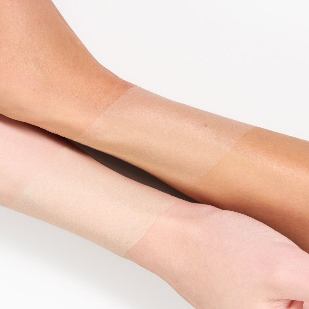 Twee armen met tinten van Catrice CC Skin Perfector aangebracht. Vergelijking van verschillende huidtinten.