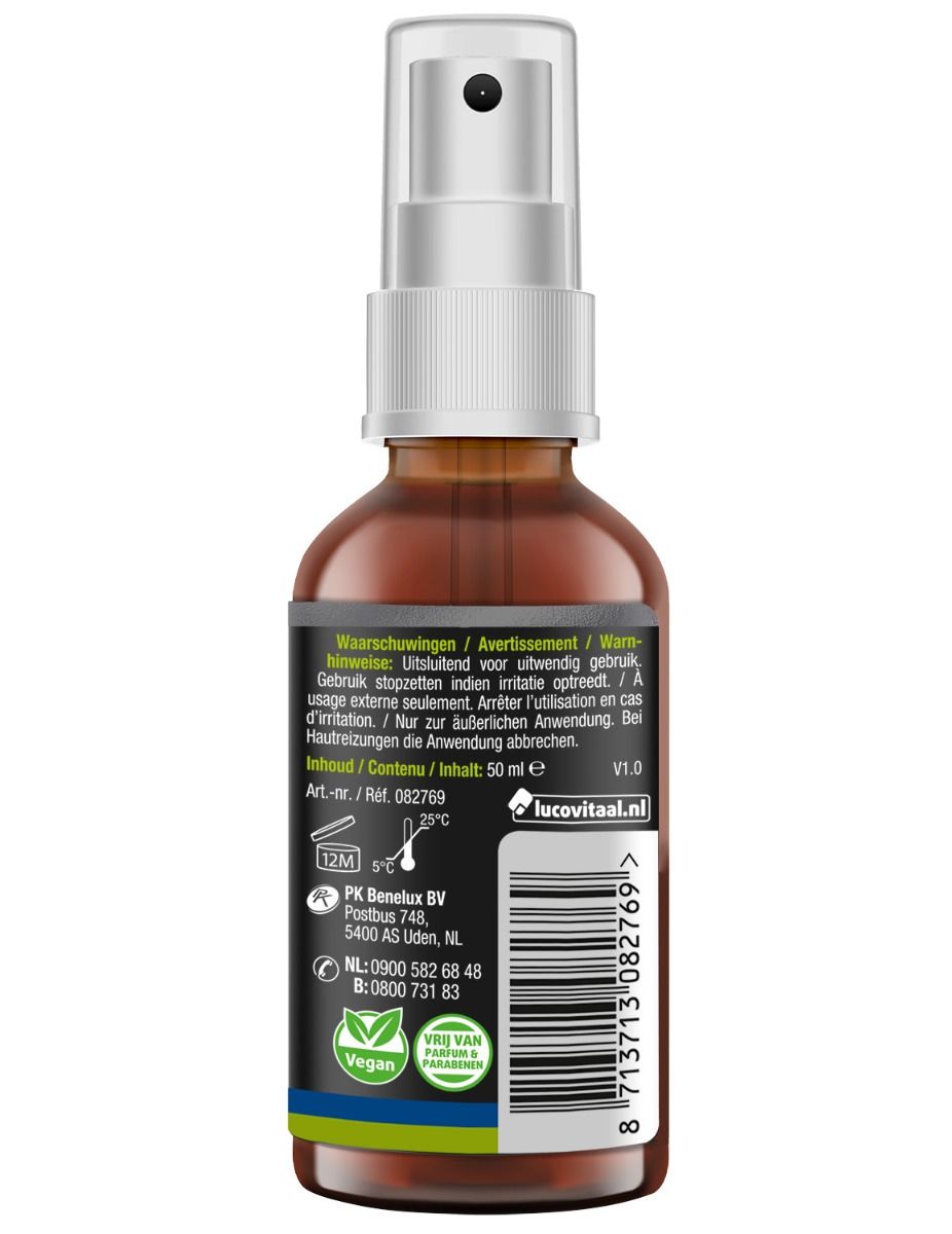 Achterkant bruine fles met verstuiver. Tekst: Waarschuwingen, Inhoud, Vegan logo, adres. Groene en blauwe streep onderaan.