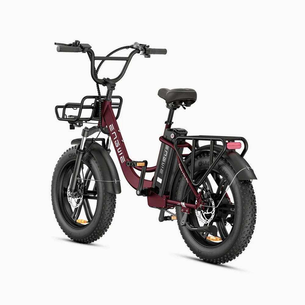 Vélo électrique ENGWE L20 Boost bordeaux. Gros pneus, porte-bagages, panier, batterie. Détails noirs. Fond blanc.