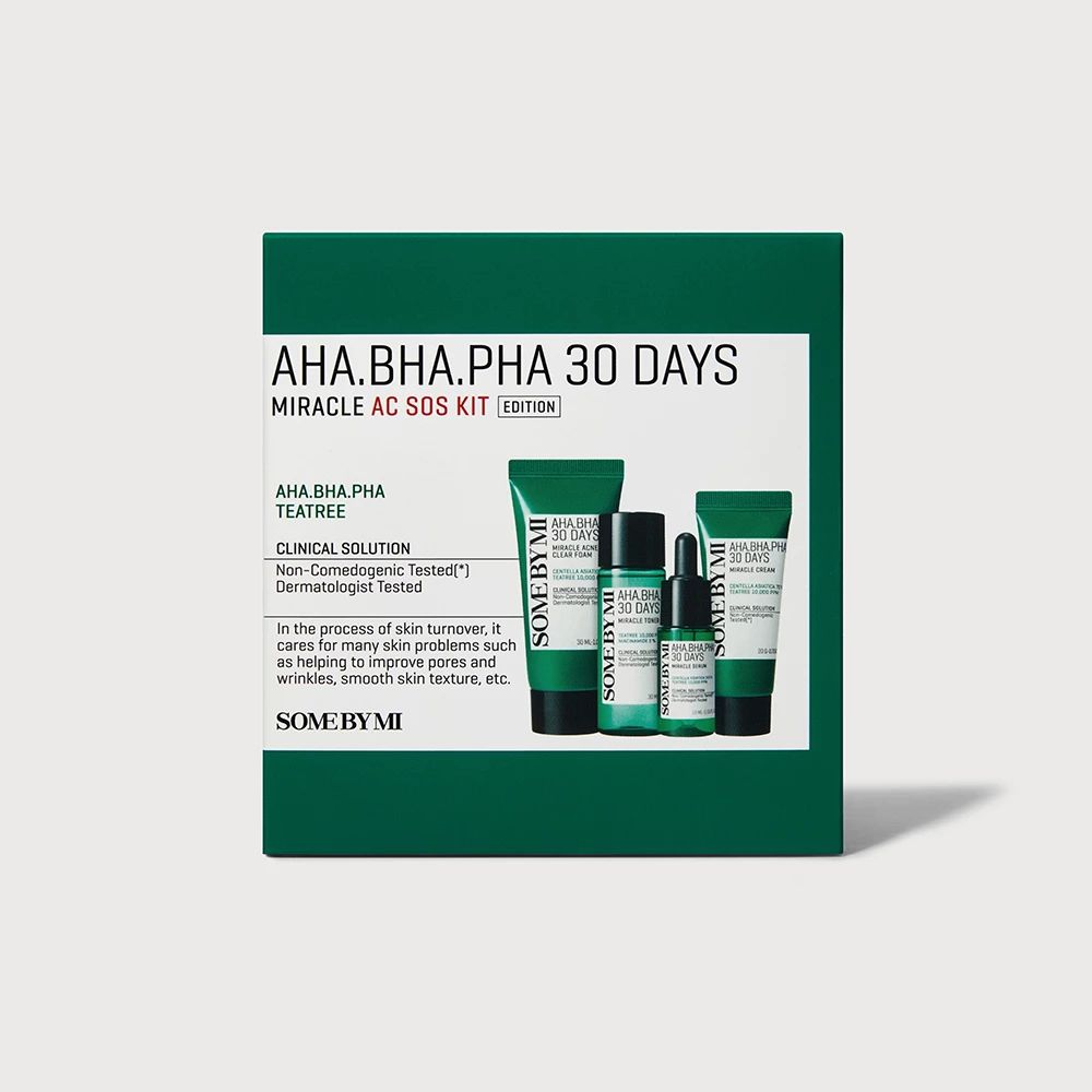 Groene doos met huidverzorgingsproducten. Bevat tubes en flesjes. Tekst: AHA.BHA.PHA 30 DAYS MIRACLE AC SOS KIT.