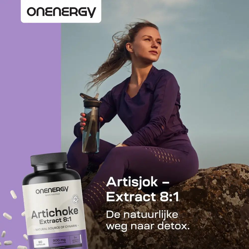 Vrouw in sportkleding zit op rotsen naast een flesje OnEnergy Artisjok Extract 8:1.