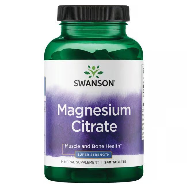 Flacon vert avec bouchon noir. Étiquette "SWANSON Magnesium Citrate". Fond violet. 240 comprimés.