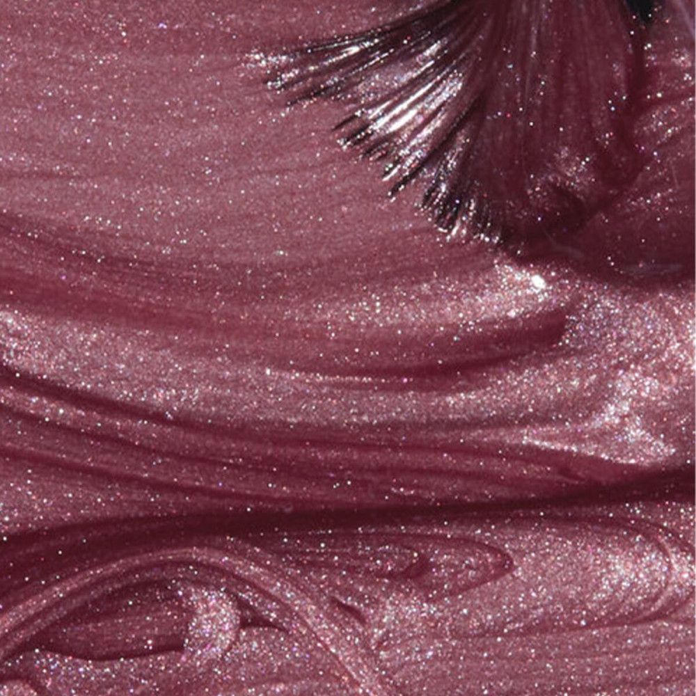 Applicateur de vernis à ongles sur vernis rose brillant. Gros plan, texture visible.