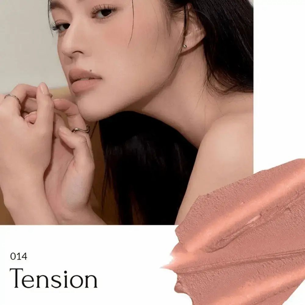 Close-up van een vrouw met lippenstift. Tint 014 Tension. Lippenstiftveeg rechtsonder.