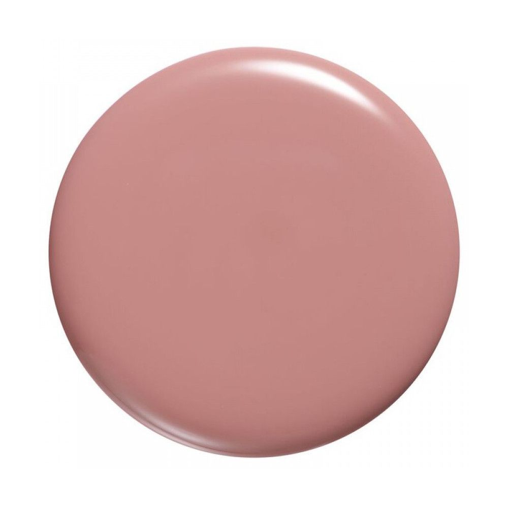 Een ronde, glanzende druppel nagellak in een zachte roze tint.