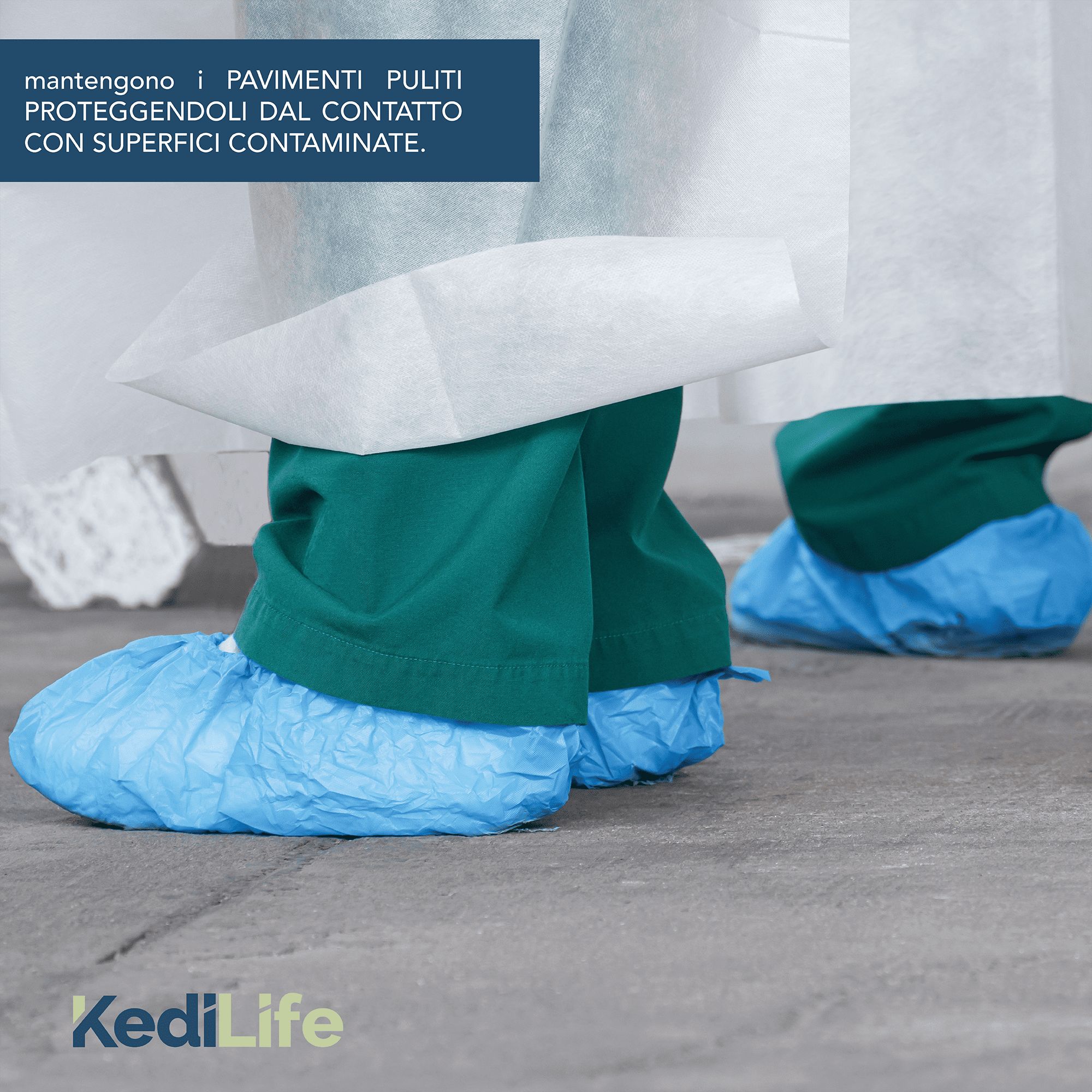 Mensen dragen blauwe overschoenen. De overschoenen bedekken de schoenen.