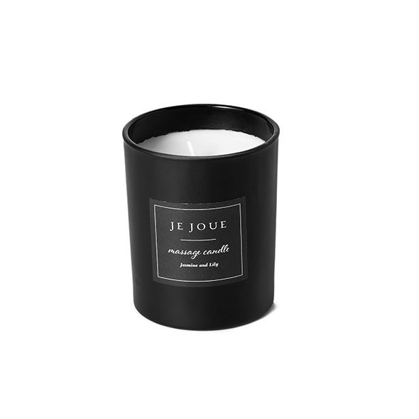 Bougie noire avec étiquette. Inscription : Je Joue, massage candle, Jasmine Lily. Cire blanche.