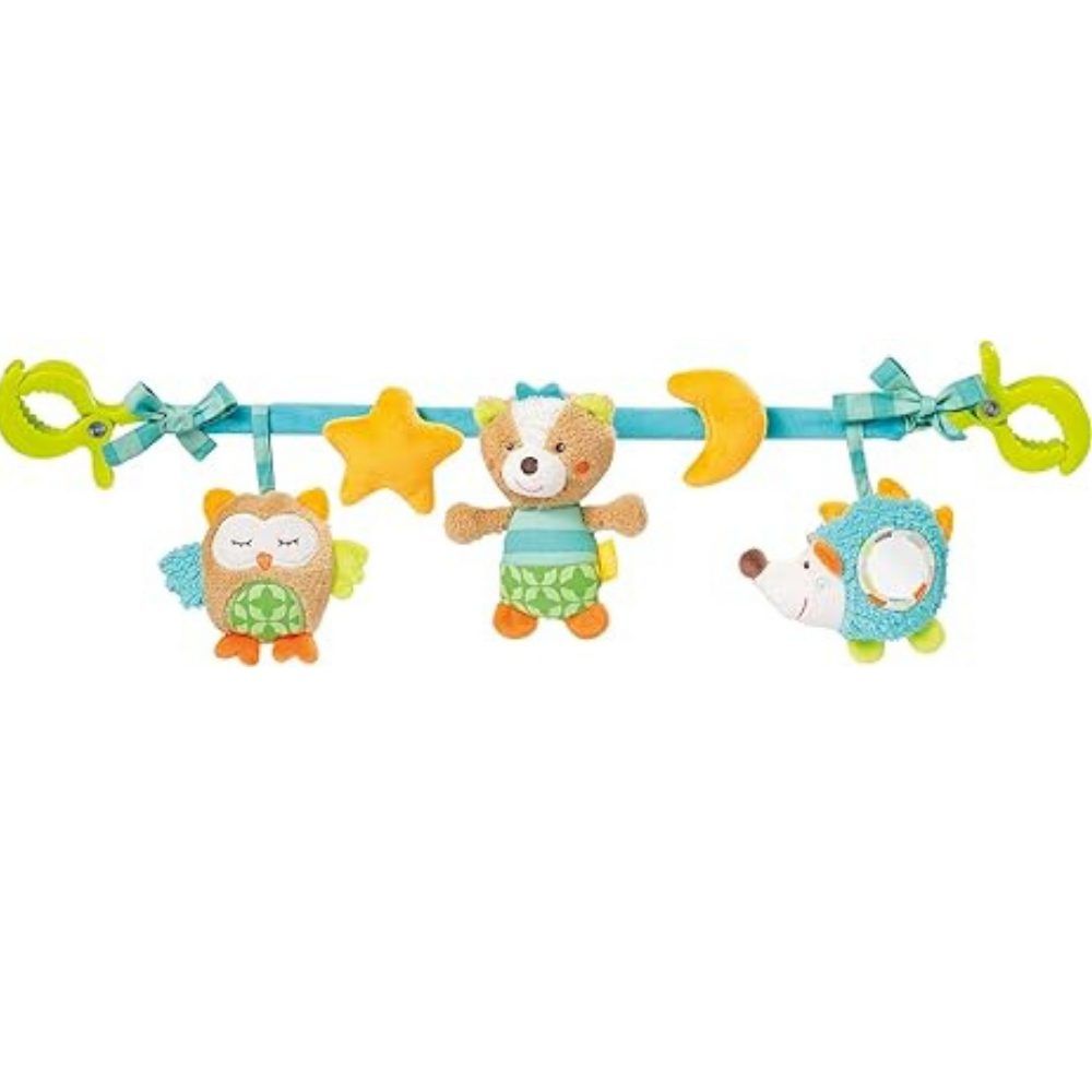 Chaîne de jouets avec hibou, ours, hérisson, étoile et lune. Barre bleue avec clips verts. Animaux en peluche avec détails.