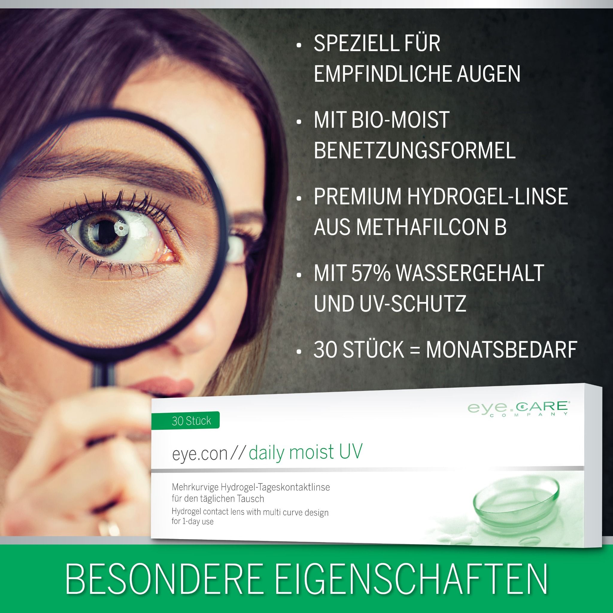 Vrouw bekijkt een oog met een vergrootglas, naast een verpakking met contactlenzen.