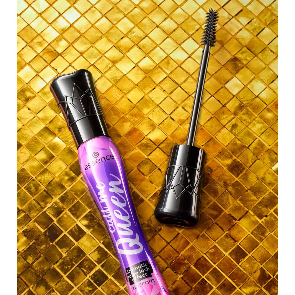 Mascara Essence Call Me Queen et applicateur sur fond doré. Produit et brosse.