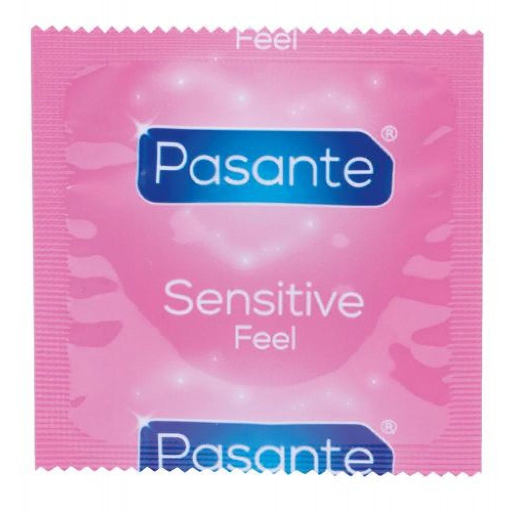 Roze condoomverpakking. Opdruk: Pasante Sensitive Feel. Blauw logo.