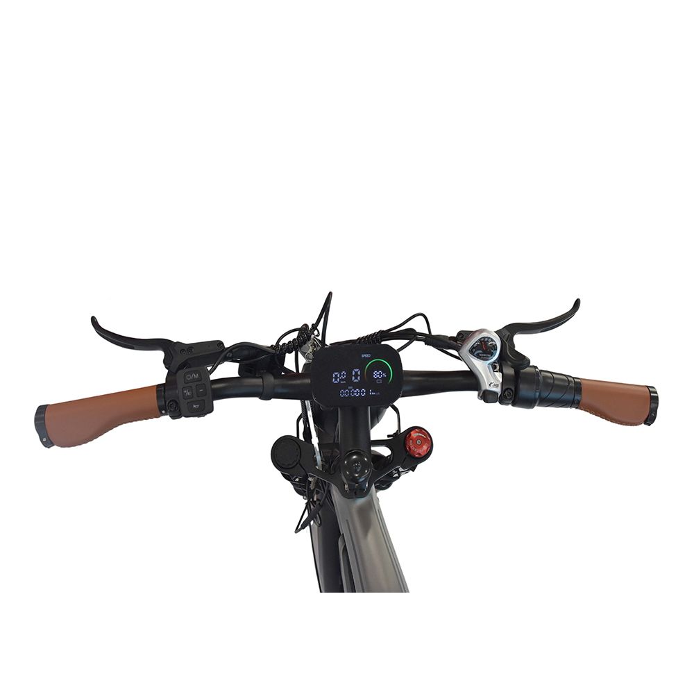 Guidon d'un dirt bike électrique gris. Poignées marron, commandes noires et écran. Sur fond blanc.