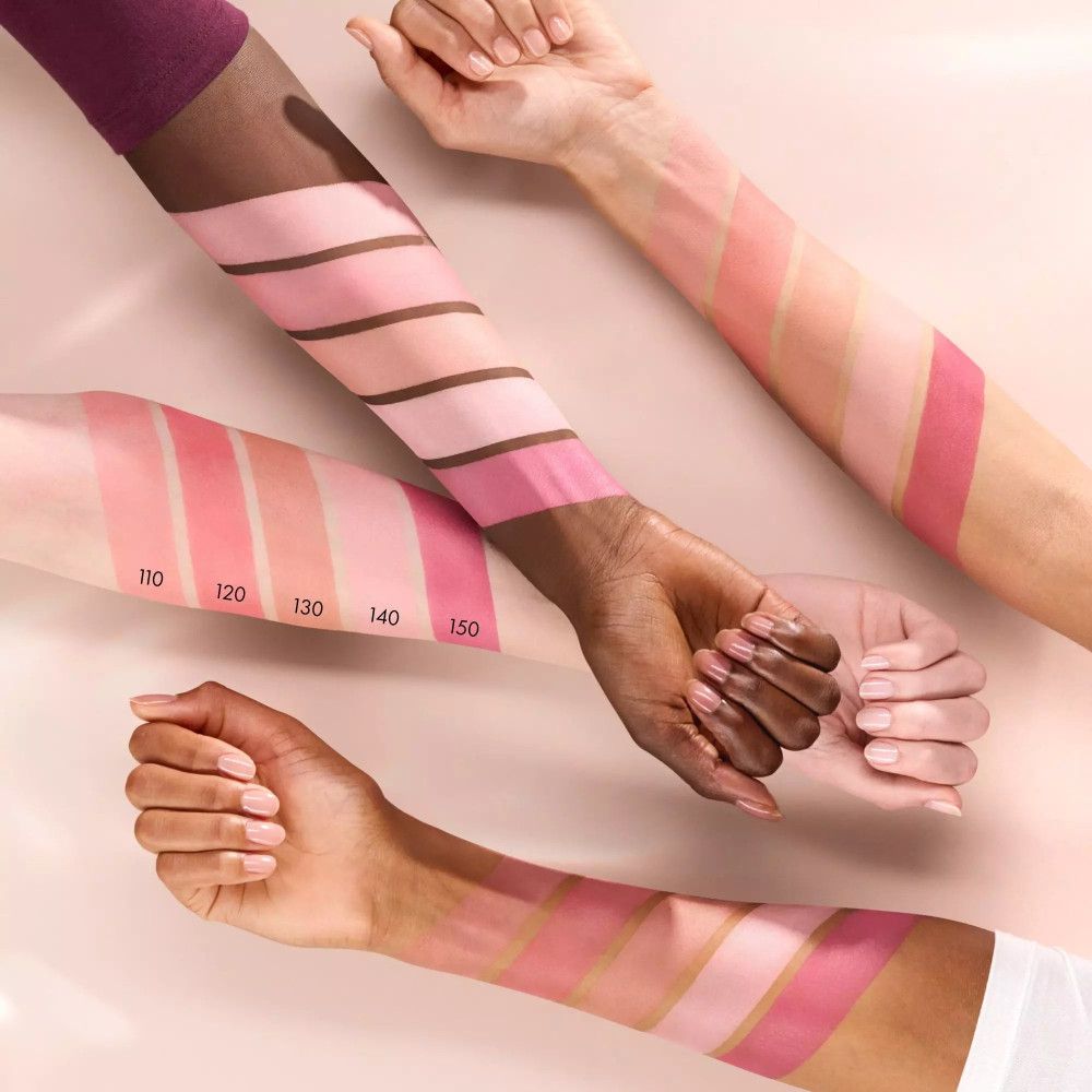 Bras de différentes carnations montrant des nuances de fard à joues. Dégradés de clair à foncé. Chiffres 110-150.