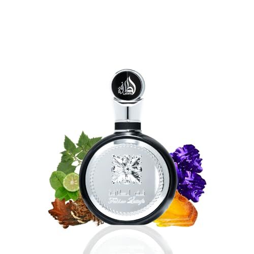 Flacon de parfum rond noir avec garniture argentée. Entouré de plantes et de fleurs.