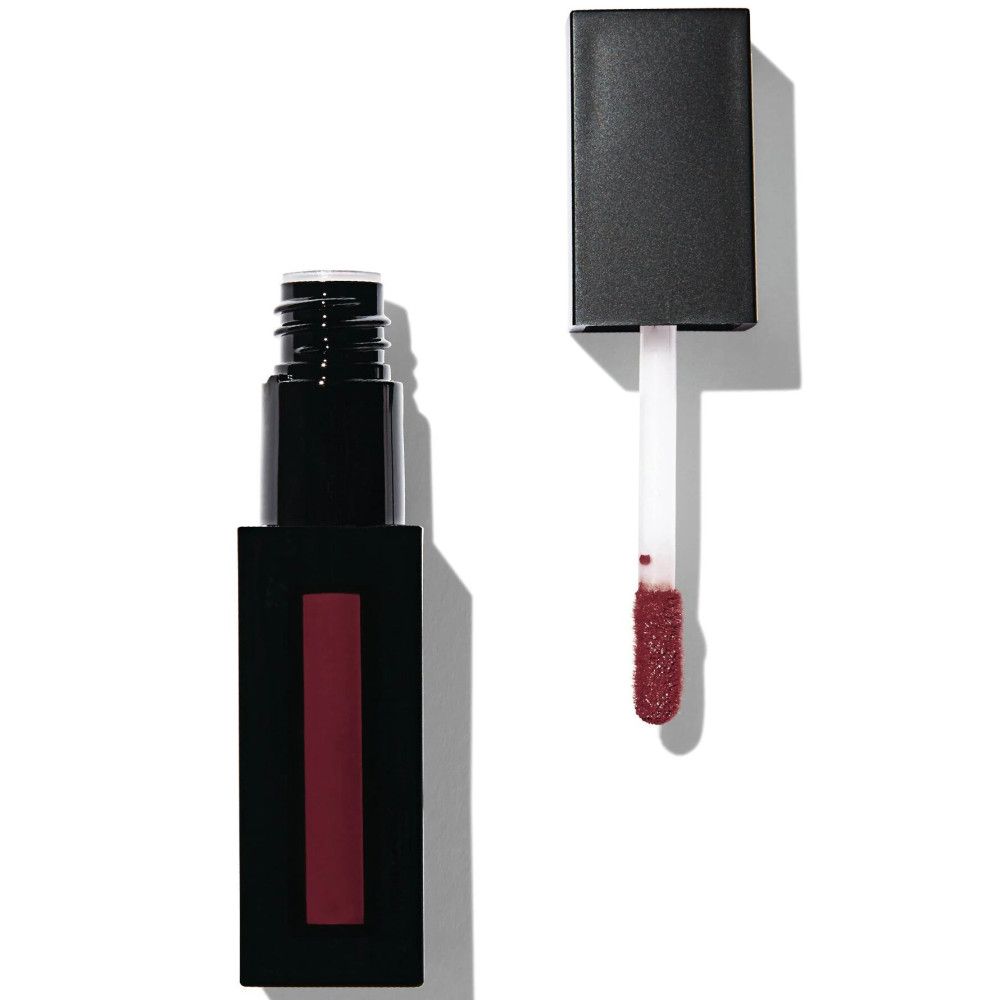 Tube de gloss noir, rectangulaire, avec bouchon ouvert et applicateur. L'applicateur montre une couleur rouge.