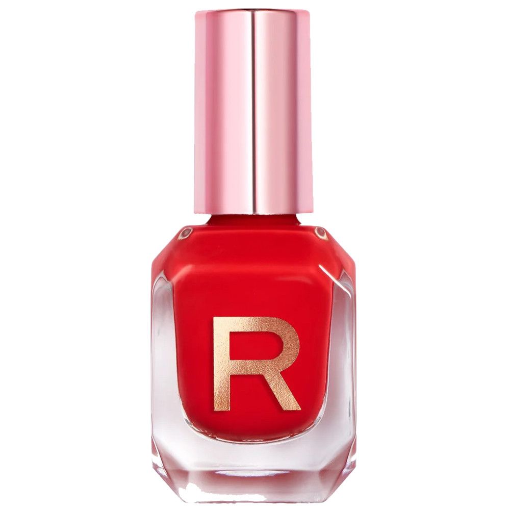 Rode nagellak in een doorzichtige fles met gouden "R" en roségouden applicator.