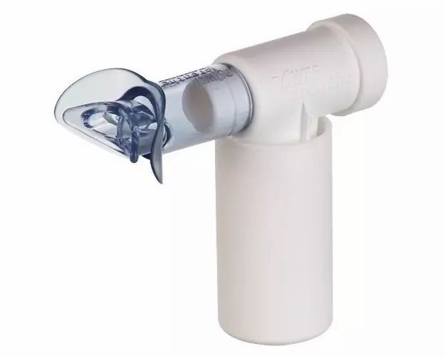 Witte vernevelaar mondstuk met blauwe klep.