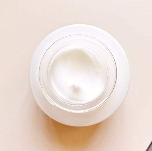 Crème hydratante Orlane, vue de dessus du pot ouvert.