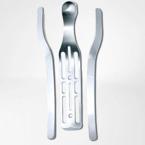 Attelles métalliques pour orthèse de poignet. Trois attelles, une avec trous, deux courbées.